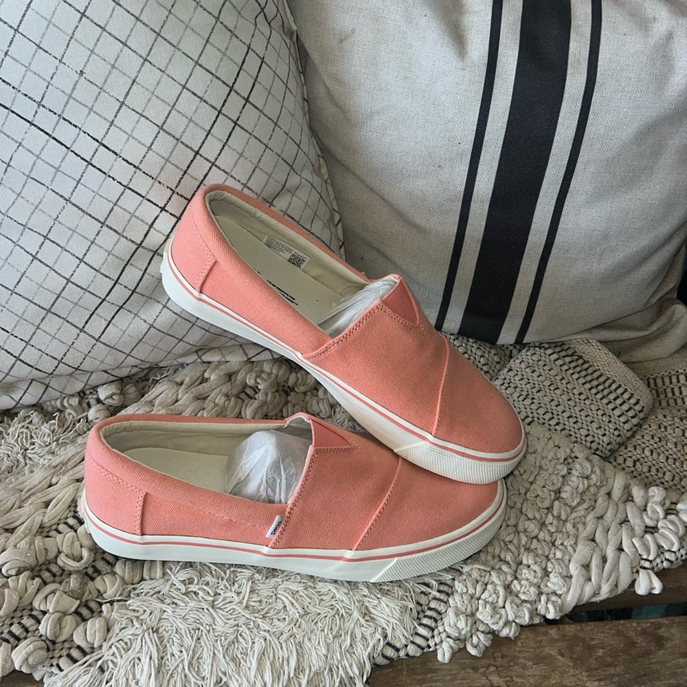 Women’s Tom’s size 9.5